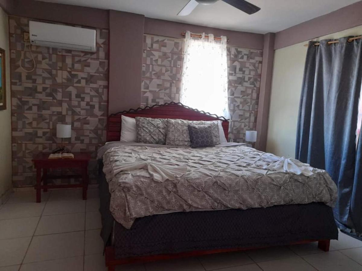 La Delphina Bed And Breakfast Bar And Grill La Ceiba Eksteriør billede