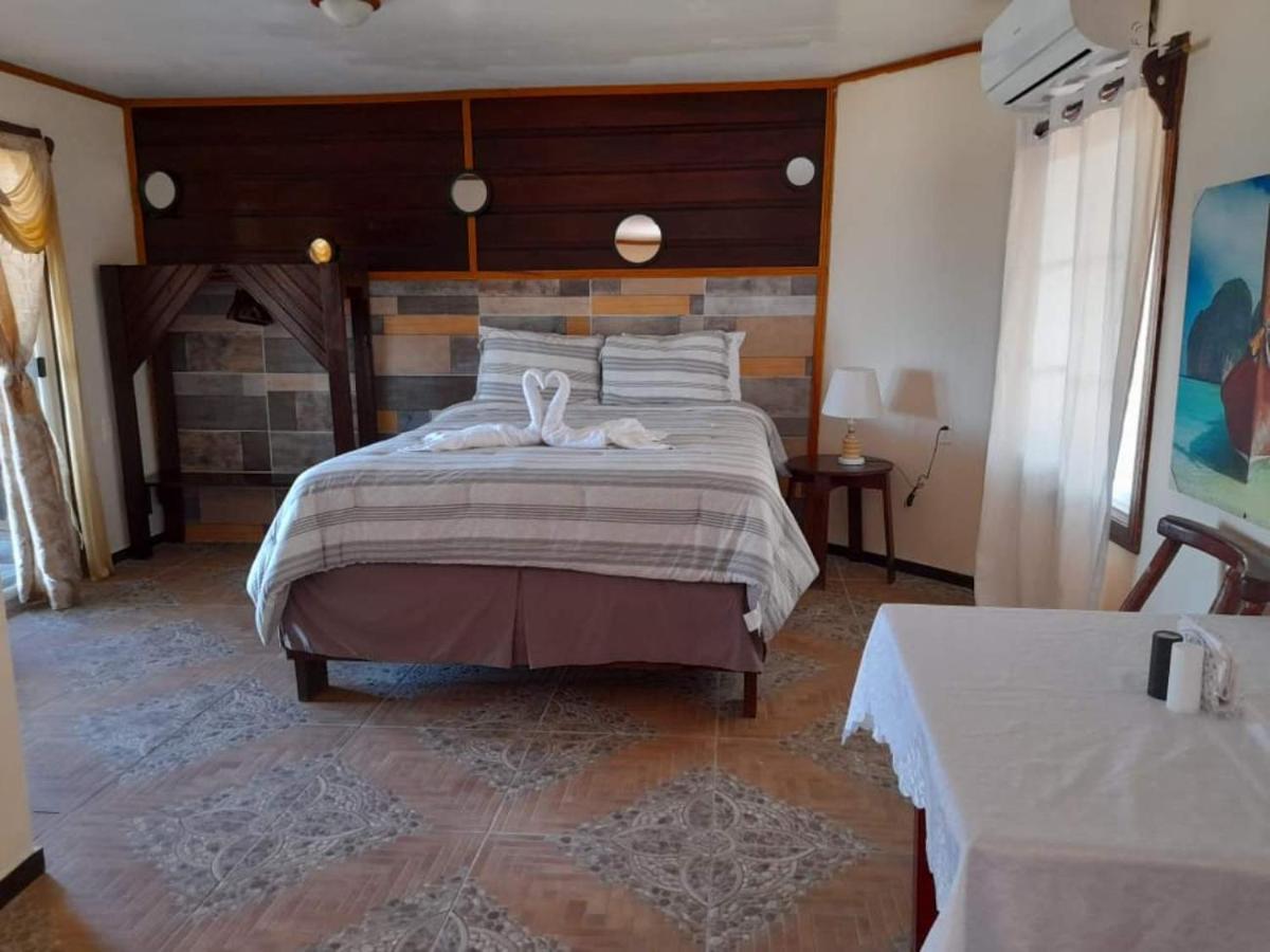 La Delphina Bed And Breakfast Bar And Grill La Ceiba Eksteriør billede