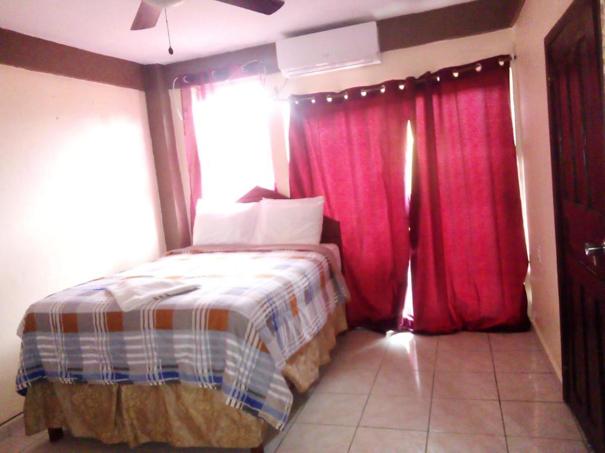 La Delphina Bed And Breakfast Bar And Grill La Ceiba Eksteriør billede