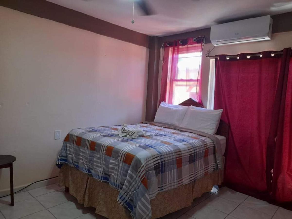La Delphina Bed And Breakfast Bar And Grill La Ceiba Eksteriør billede