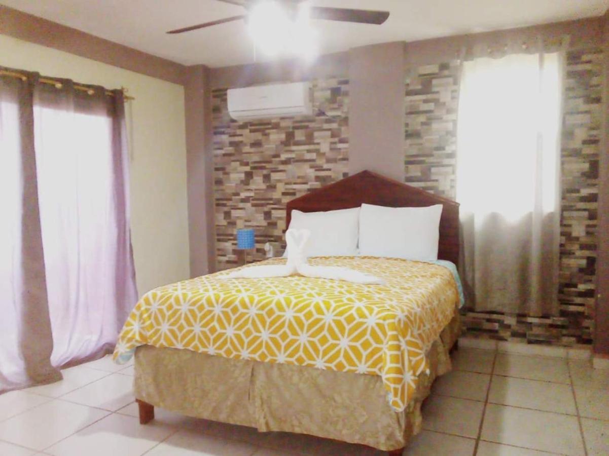 La Delphina Bed And Breakfast Bar And Grill La Ceiba Eksteriør billede