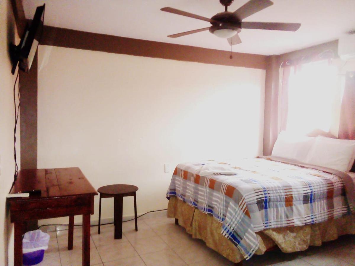 La Delphina Bed And Breakfast Bar And Grill La Ceiba Eksteriør billede