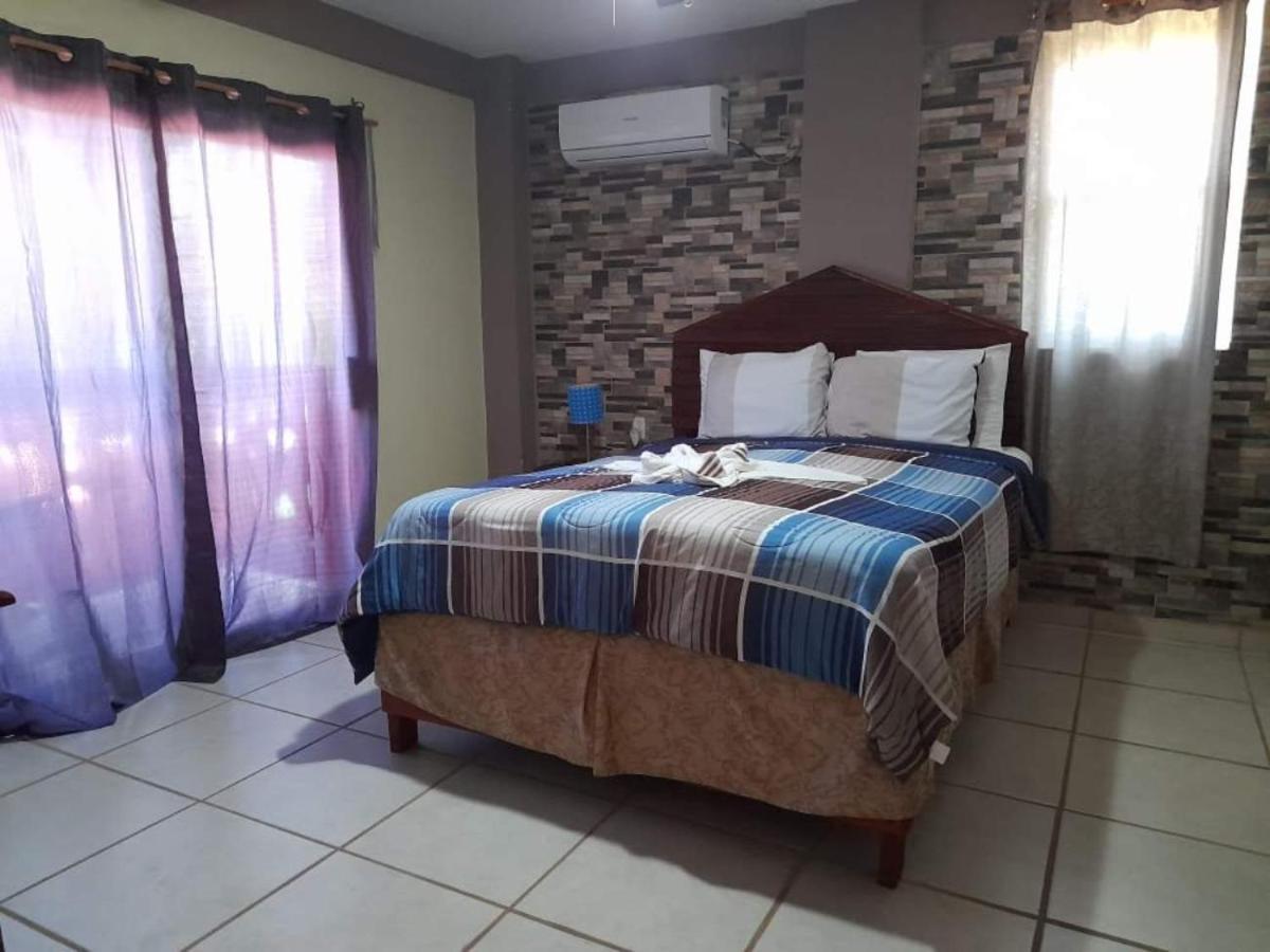 La Delphina Bed And Breakfast Bar And Grill La Ceiba Eksteriør billede