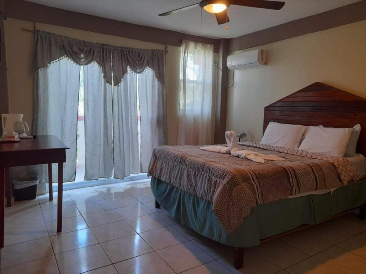 La Delphina Bed And Breakfast Bar And Grill La Ceiba Eksteriør billede