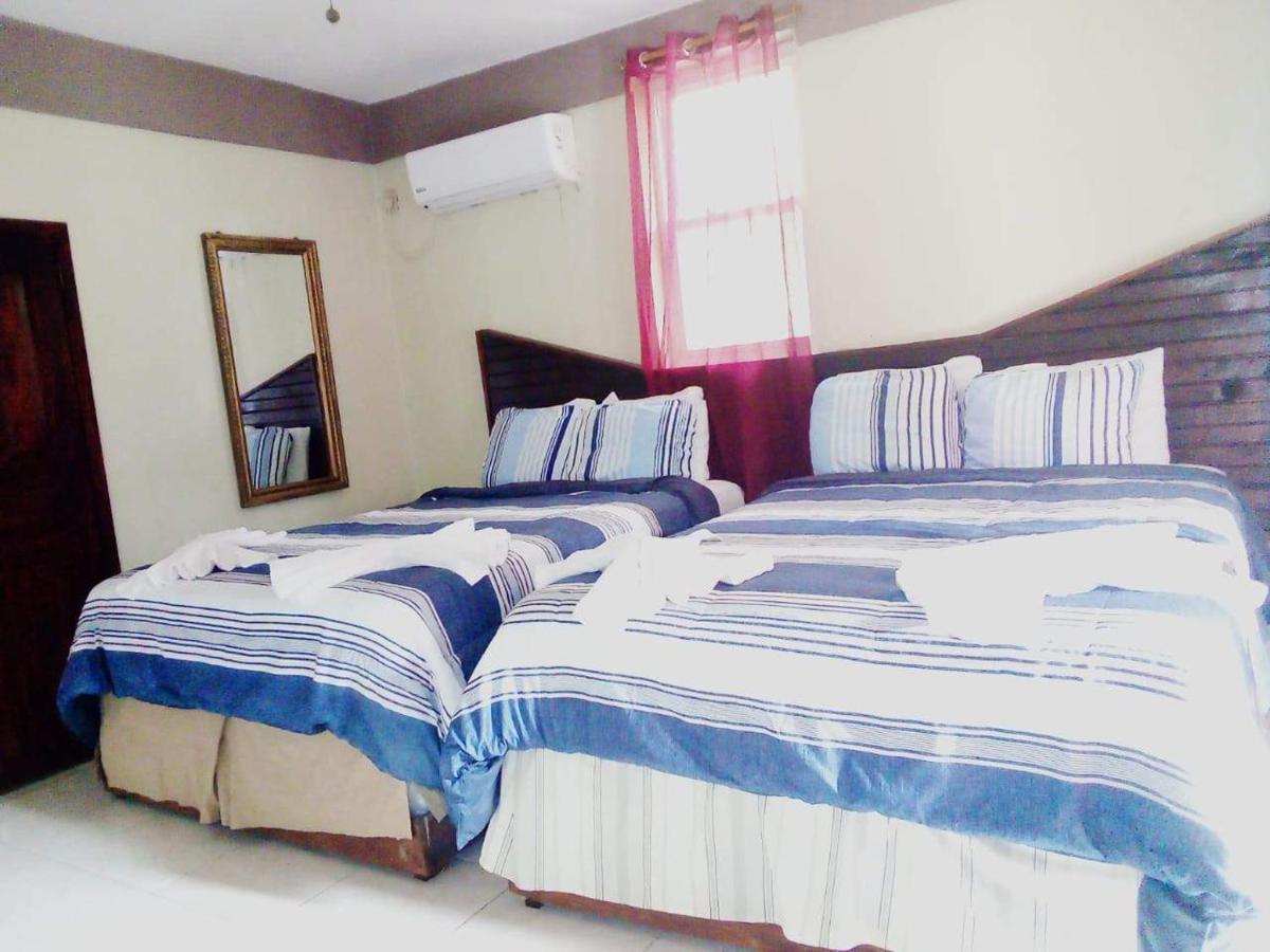 La Delphina Bed And Breakfast Bar And Grill La Ceiba Eksteriør billede
