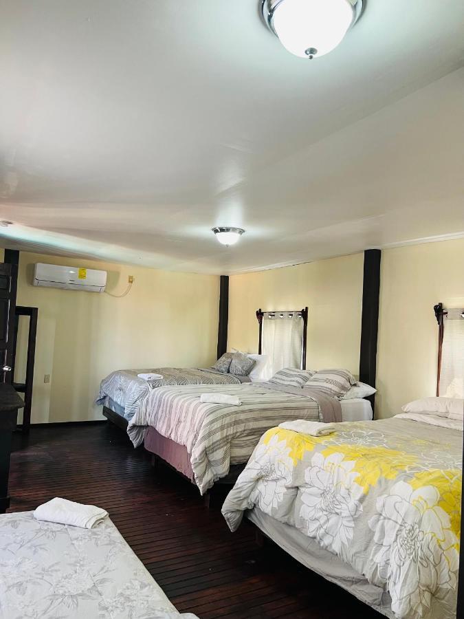 La Delphina Bed And Breakfast Bar And Grill La Ceiba Eksteriør billede