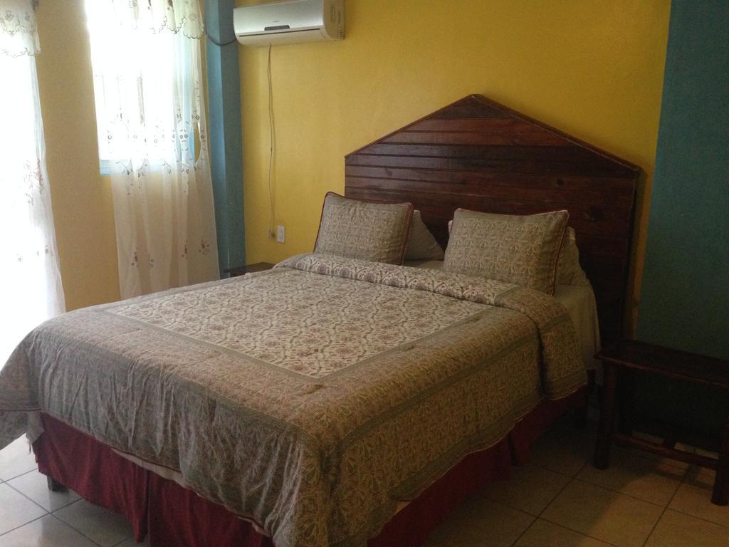 La Delphina Bed And Breakfast Bar And Grill La Ceiba Eksteriør billede