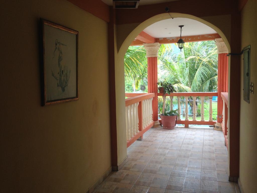 La Delphina Bed And Breakfast Bar And Grill La Ceiba Eksteriør billede