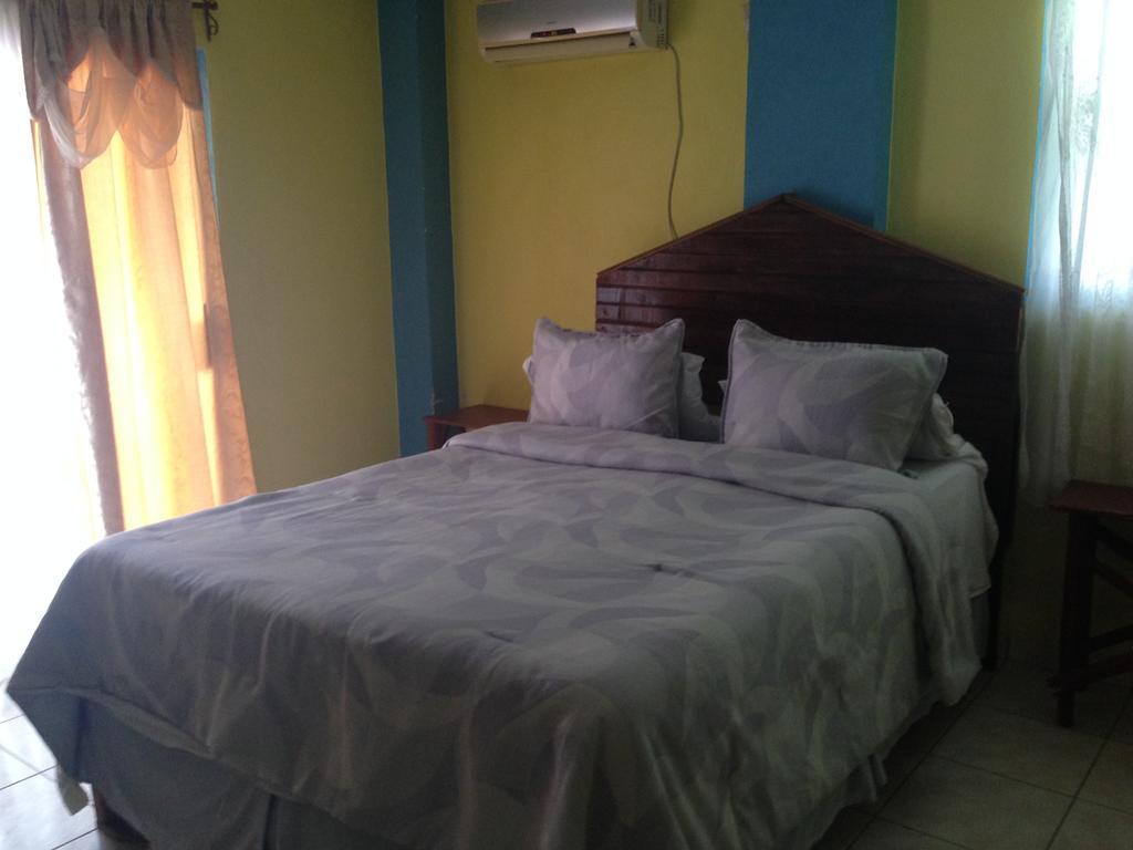 La Delphina Bed And Breakfast Bar And Grill La Ceiba Eksteriør billede