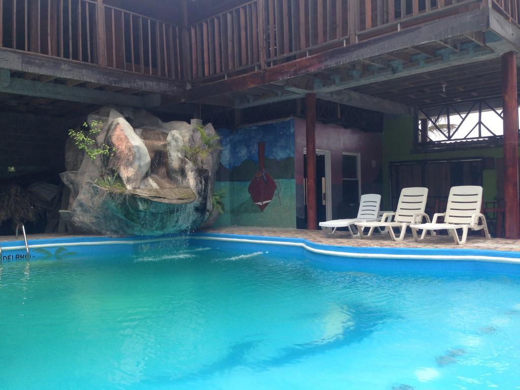 La Delphina Bed And Breakfast Bar And Grill La Ceiba Eksteriør billede