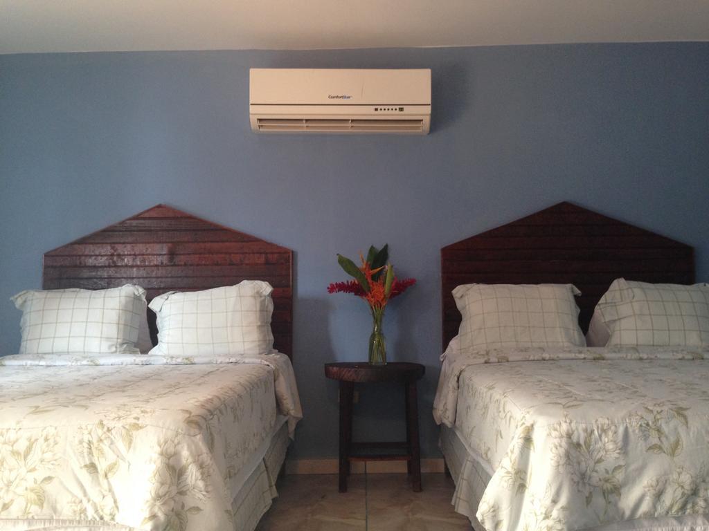 La Delphina Bed And Breakfast Bar And Grill La Ceiba Eksteriør billede