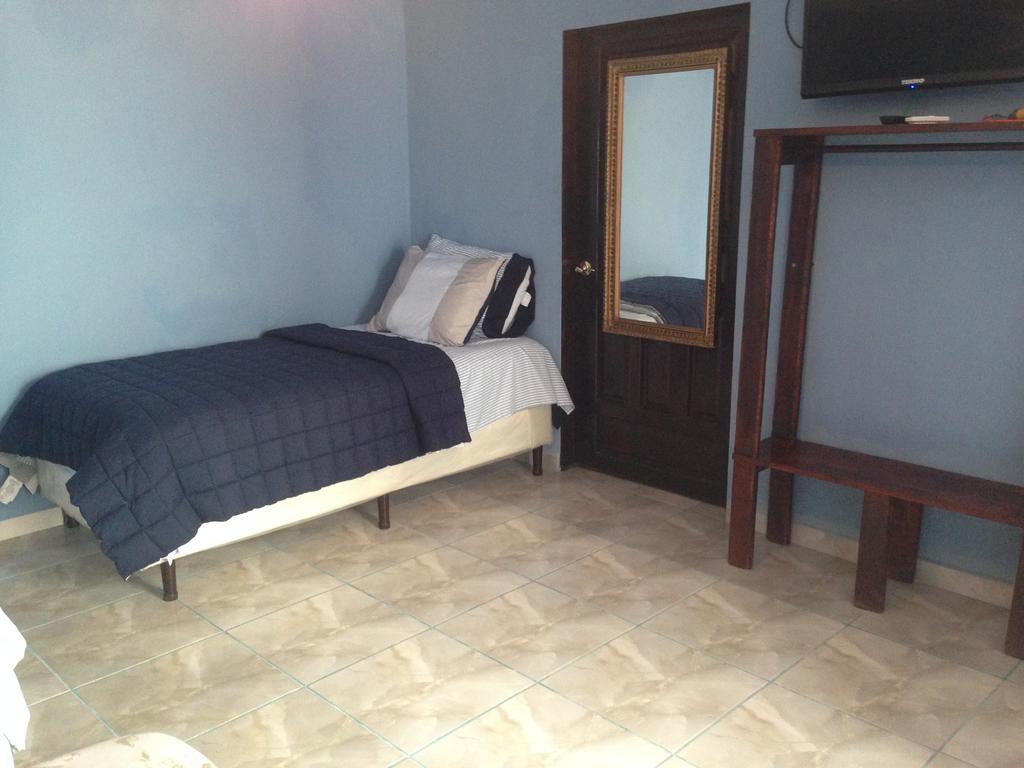 La Delphina Bed And Breakfast Bar And Grill La Ceiba Eksteriør billede