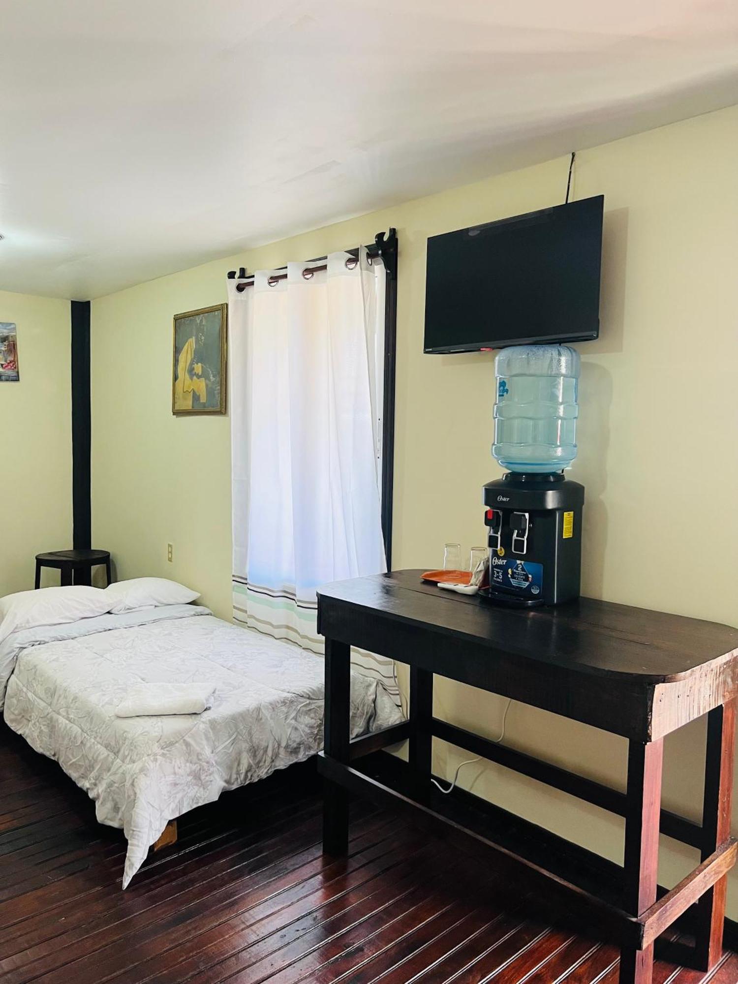 La Delphina Bed And Breakfast Bar And Grill La Ceiba Eksteriør billede