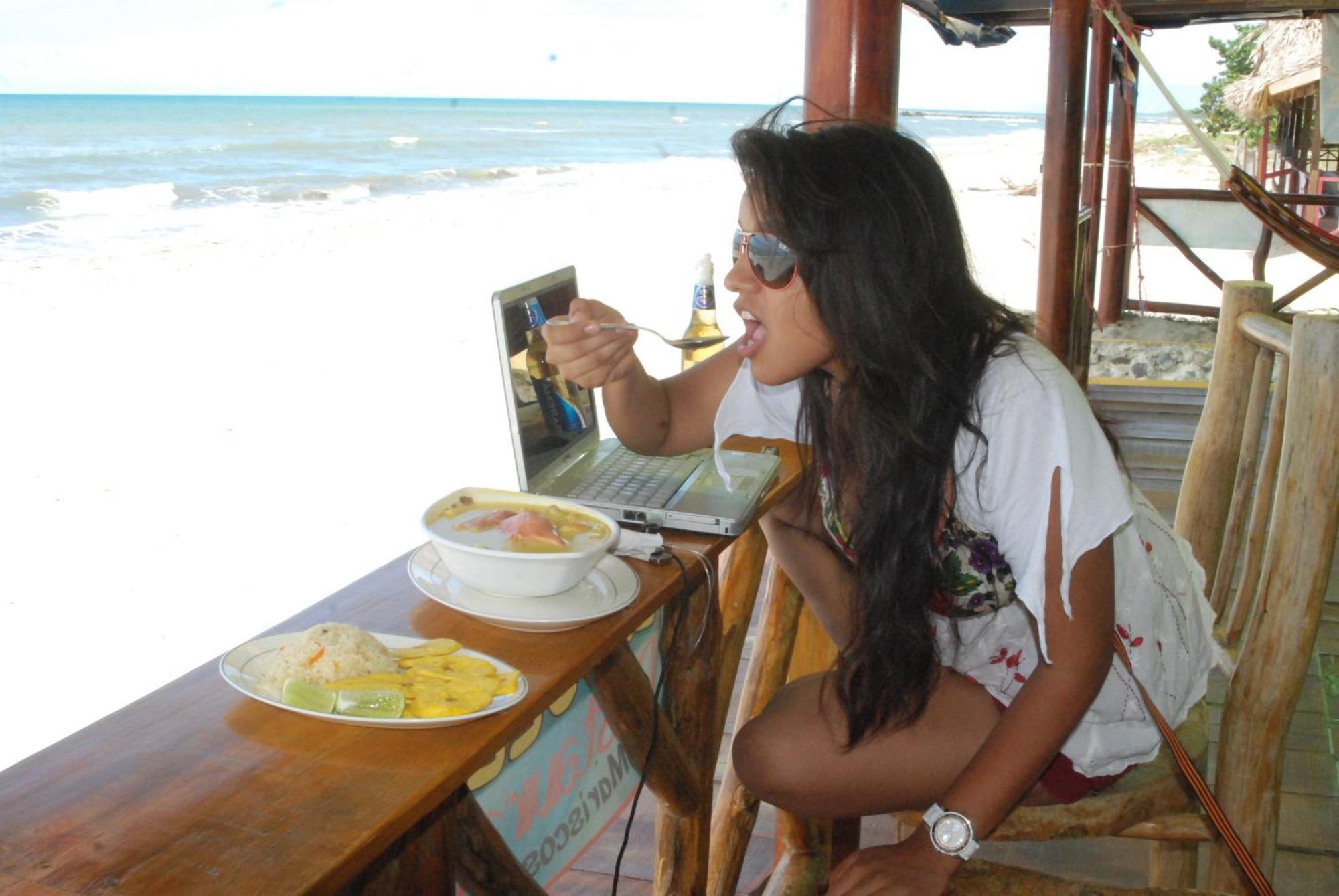 La Delphina Bed And Breakfast Bar And Grill La Ceiba Eksteriør billede