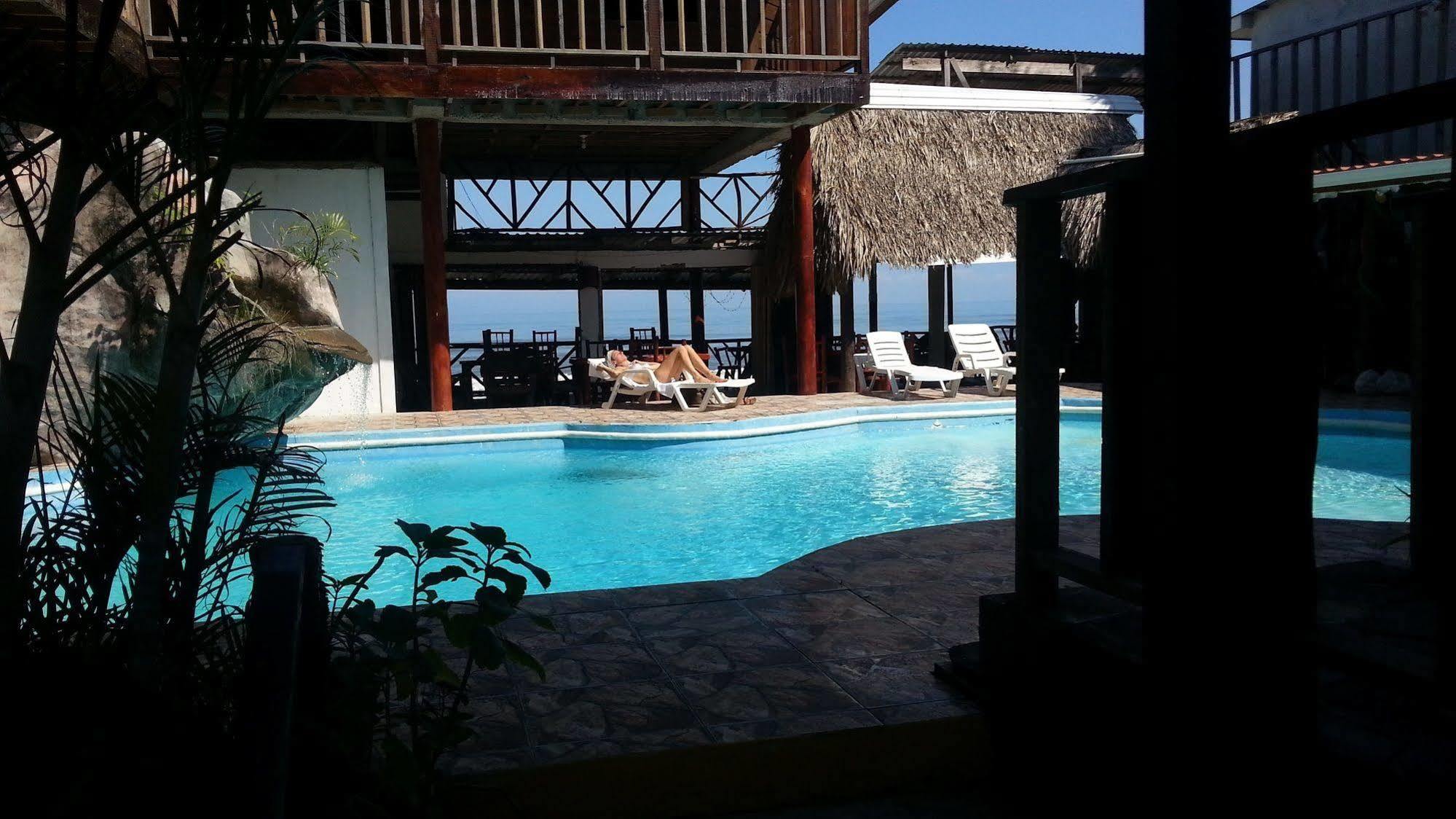 La Delphina Bed And Breakfast Bar And Grill La Ceiba Eksteriør billede